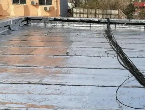 郑州市卫生间漏水维修公司分享下郑州市屋面楼顶防水刚性防水层施工要点。